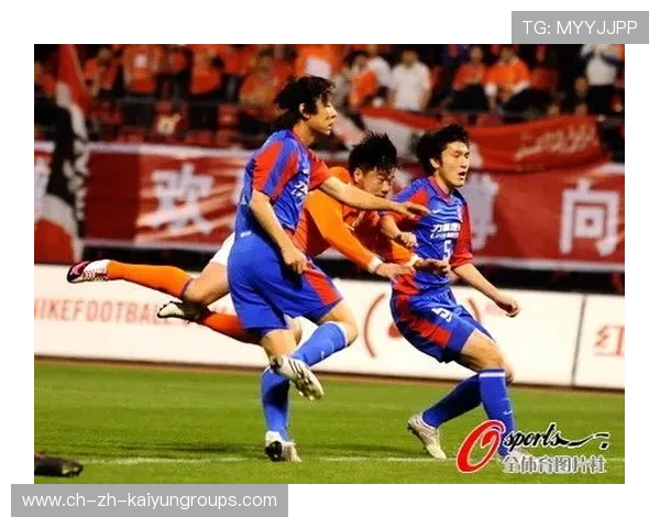 中场抢断后插上传中前锋头球破网夺三分 中场抢断后插上传中前锋头球破网夺三分